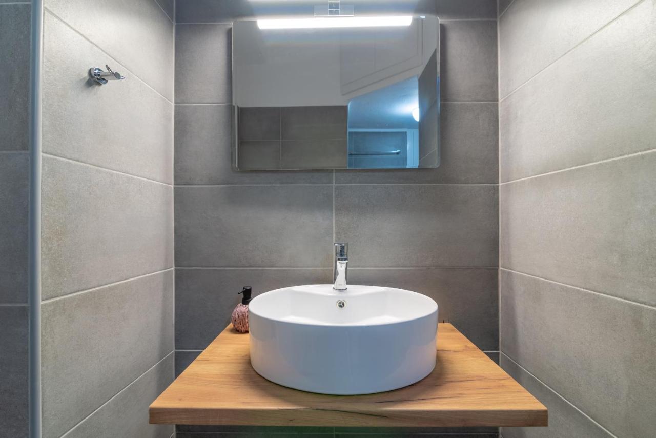 Modern Renovated Apt Next To The Beachfront Heraklion  Ngoại thất bức ảnh